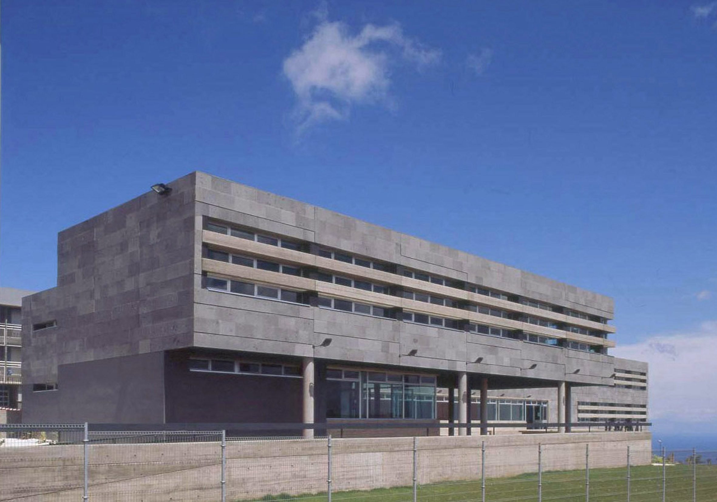 Escuela Oficial de Idiomas — imagen 2, público y cultural en La Verdellada, La Laguna, Tenerife · VDP Arquitectos
