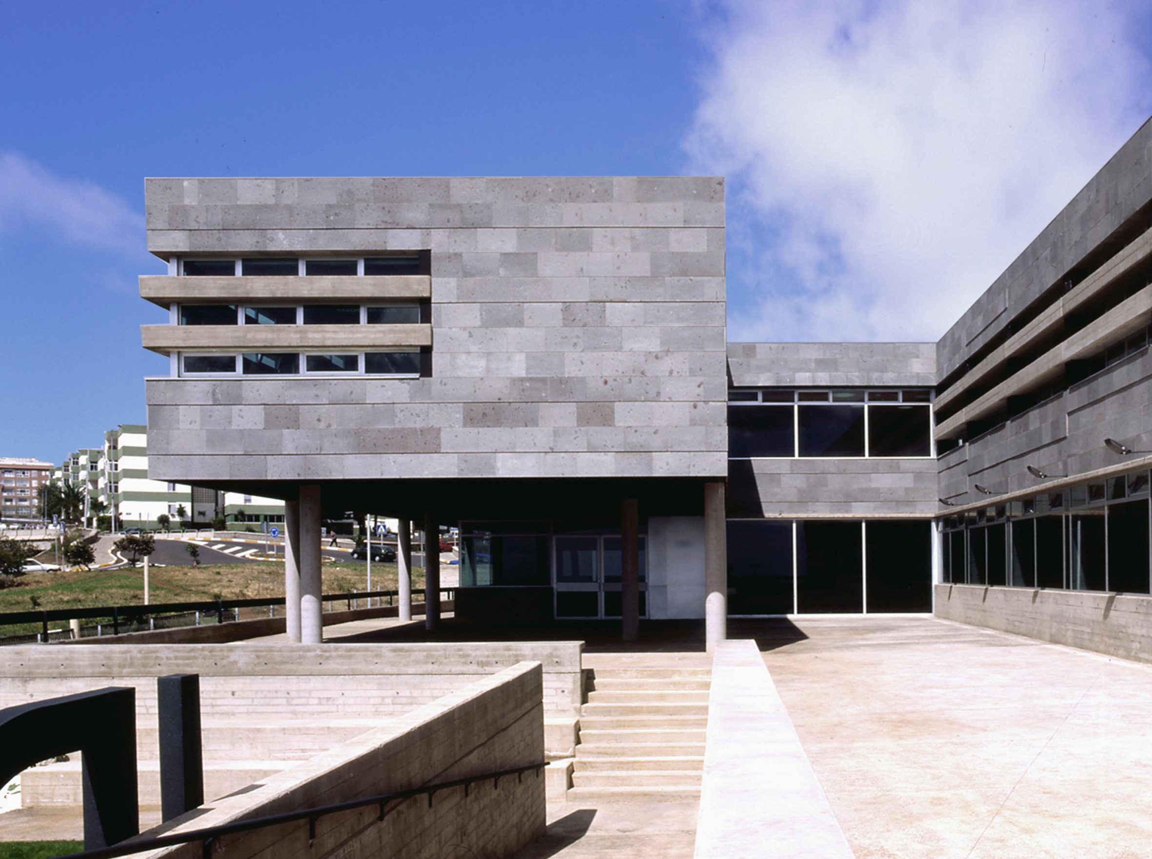 Escuela Oficial de Idiomas — público y cultural en La Verdellada, La Laguna, Tenerife · VDP Arquitectos